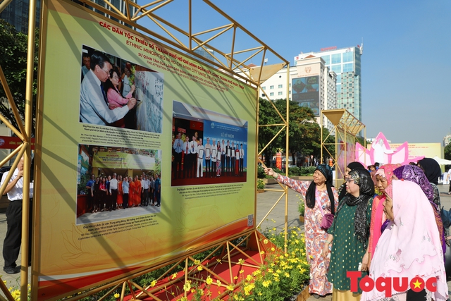 Đồng bào dân tộc thiểu số vui mừng, cảm động tới tham quan triển lãm hình ảnh về đồng bào các dân tộc - Ảnh 5.