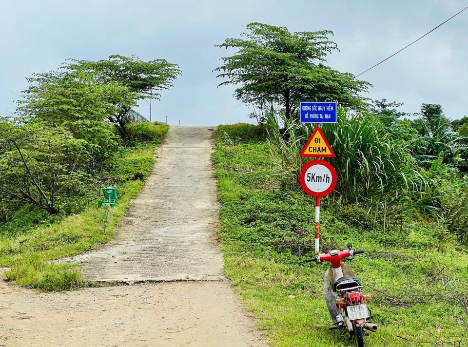 Công trình do Ban Quản lý dự án đầu tư và xây dựng huyện Quế Sơn làm chủ đầu tư. Công ty Thanh Sơn (tỉnh Nghệ An) là đơn vị trúng thầu phần xây lắp hơn 34,59 tỷ đồng. Dự án được khởi công vào năm 2018. Nhưng do không hoàn thành tiến độ, UBND tỉnh Quảng Nam thống nhất gia hạn thời gian thực hiện đến năm 2020.