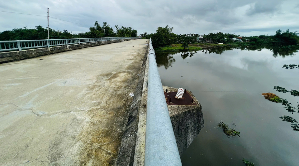 UBND tỉnh nghiên cứu triển khai thực hiện theo đúng quy định pháp luật, chỉ đạo đánh giá toàn diện dự án kể từ khi triển khai thực hiện cho đến nay; làm rõ giá trị thực tế hạng mục đường dẫn hai đầu cầu và các chi phí liên quan khác cần điều chỉnh tăng…