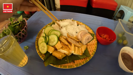 Batılı müşteriler Hanoi'de bun dau mam tom yiyor 1.png