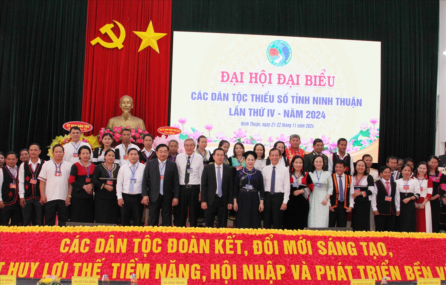 Thứ trưởng, Phó Chủ nhiệm UBDT Nông Thị Hà và lãnh đạo tỉnh Ninh Thuận chụp ảnh lưu niệm cùng các đại biểu dự Đại hội.