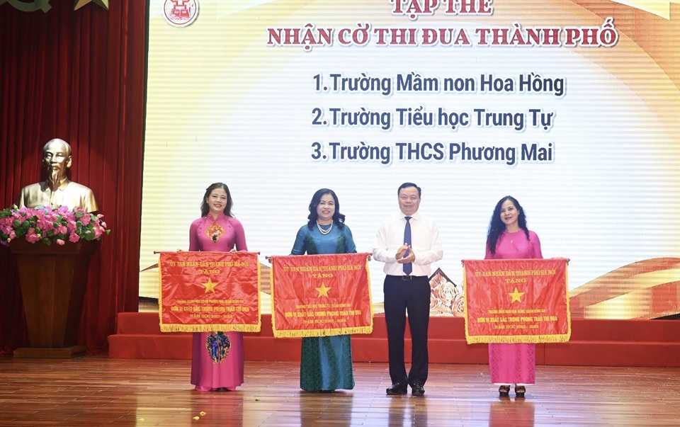 Bí thư Quận uỷ Đống Đa Đinh Trường Thọ trao Cờ thi đua của TP Hà Nội cho các trường có thành tích.