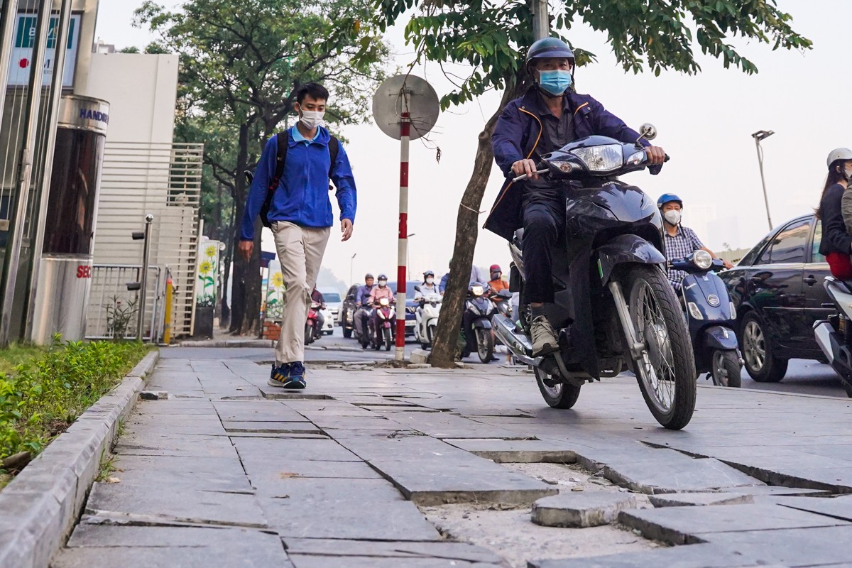 Nhiều vỉa hè ở trung tâm Thủ đô ‘nát tươm’, xuống cấp ảnh 5