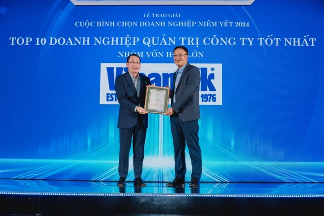 Đại diện Vinamilk (bên trái) đón nhận danh hiệu Top 10 Doanh nghiệp Quản trị công ty tốt nhất (nhóm vốn hóa lớn) năm thứ 10 liên tiếp.