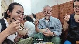 日本人ゲストがハノイでベジタリアンダックを食べる 3.gif