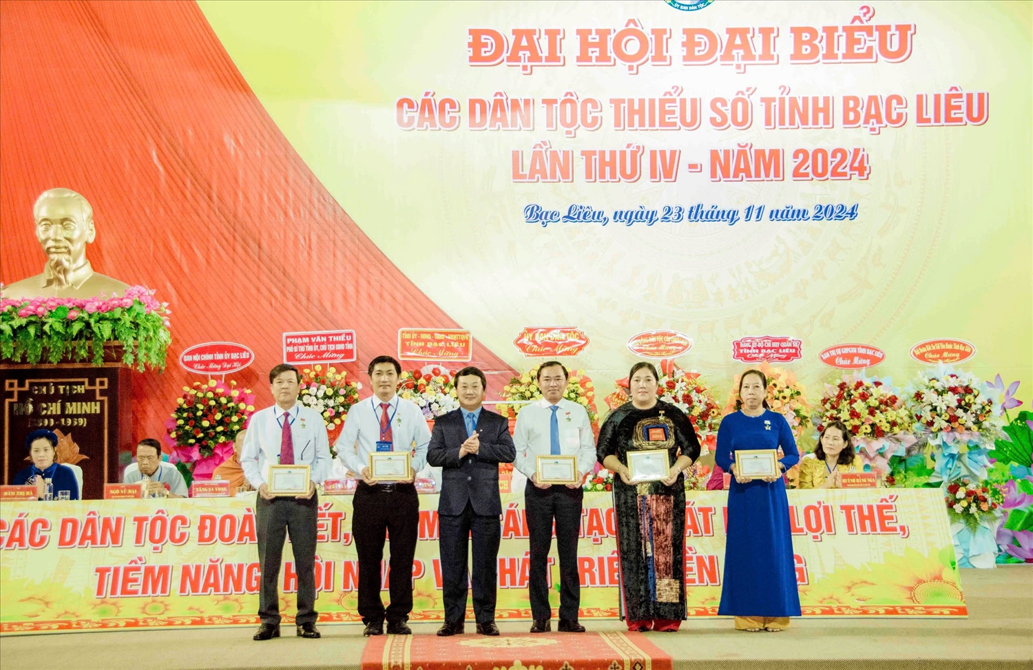 Bộ trưởng, Chủ nhiệm Ủy ban Dân tộc Hầu A Lềnh trao kỷ niệm chương "Vì sự nghiệp phát triển các dân tộc" cho các cá nhân