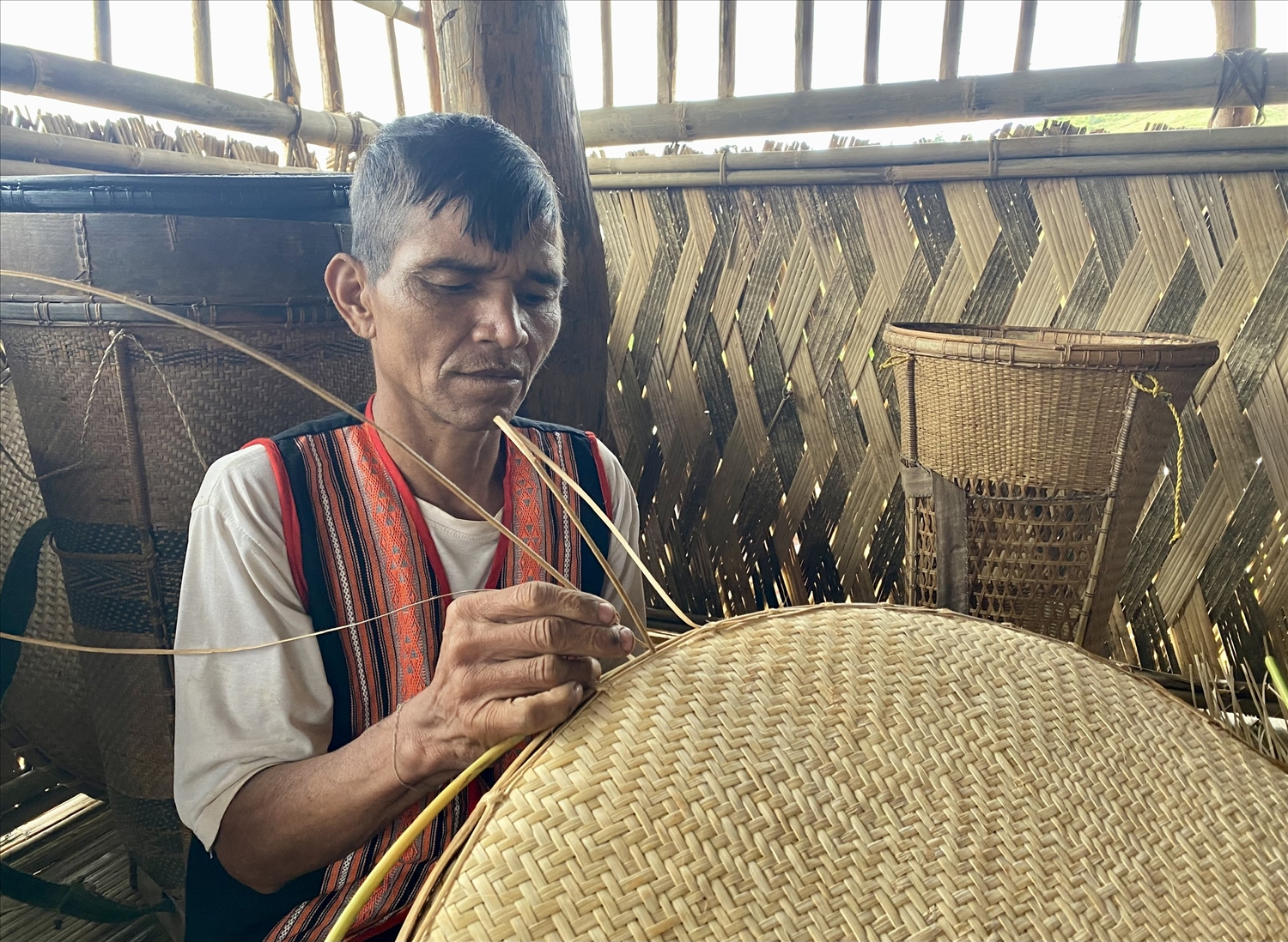 Nghề đan lát truyền thống được đồng bào Xơ Đăng huyện Tu Mơ Rông gìn giữ và trao truyền cho thế hệ trẻ