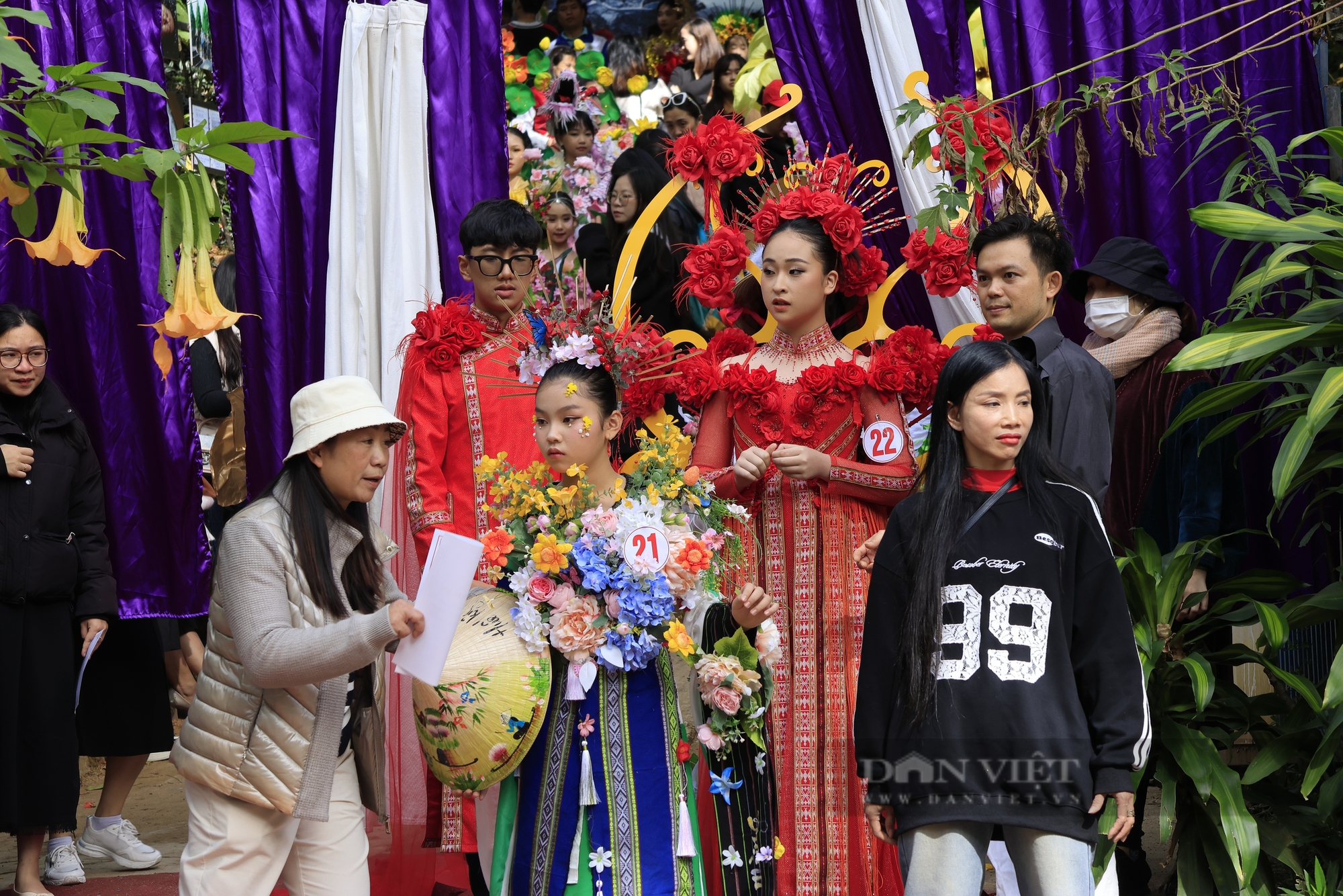 Hàng trăm người dân tại TP. Đà Lạt thích thú ngắm 