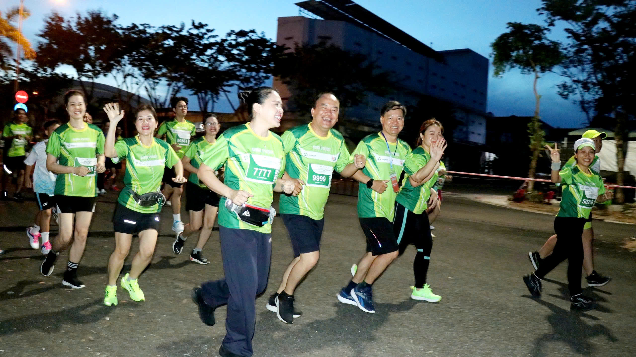 Bí thư Tỉnh ủy Bình Phước chạy hưởng ứng giải marathon quy mô lớn- Ảnh 2.