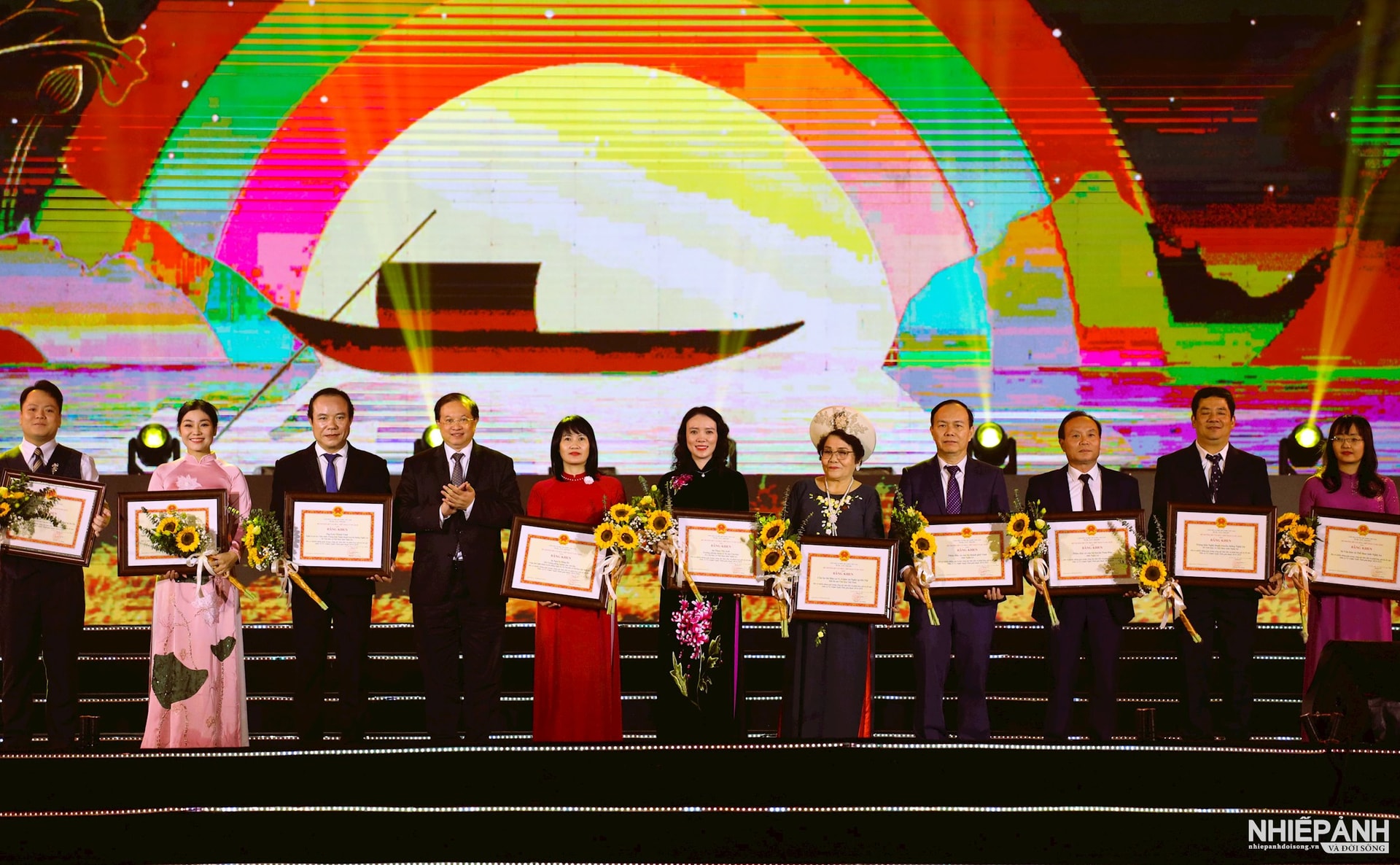 W_cac-tap-the-ca-nhan-co-dong-gop-xuat-sac-trong-cong-tac-bao-ton-phat-huy-gia-tri-di-san-dan-ca-vi-giam-giai-doan-2014-2024..jpg