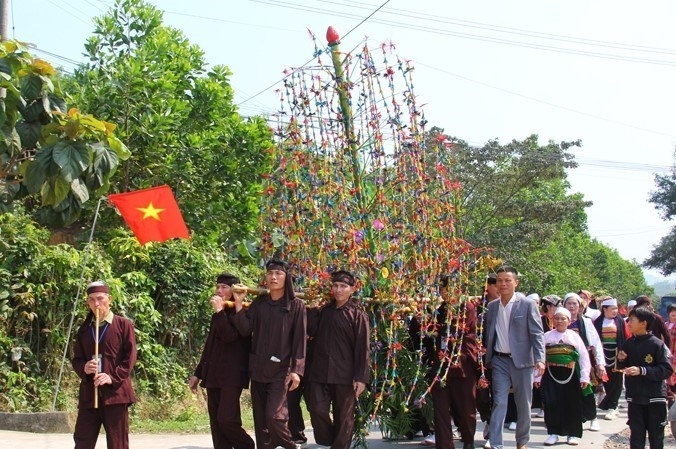 Từ việc tuyên truyền, vận động của Người có uy tín, người dân đã tích cực tham gia giữ gìn bản sắc văn hóa dân tộc (Trong ảnh: Di sản văn hóa phi vật thể quốc gia -Lễ hội Kin Chiêng Boọc Mạy của đồng bào dân tộc Thái, thôn Rộc Răm, huyện Như Thanh)