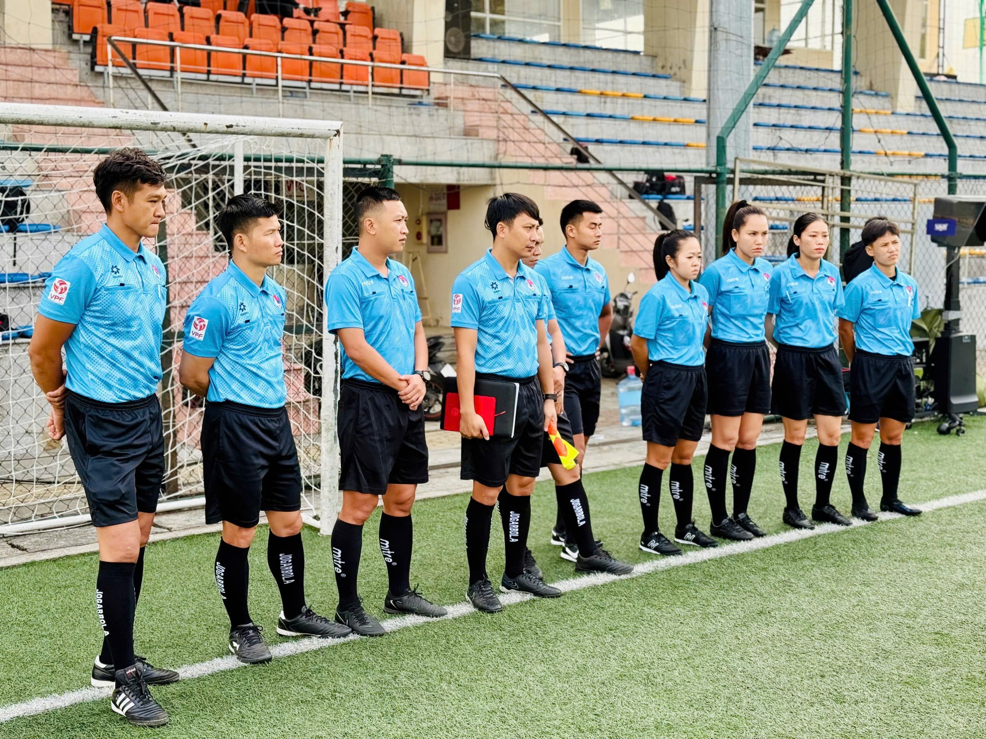 Trưởng ban Trọng tài VFF và VAR làm gì khi V-League tạm nghỉ đến 2 tháng?

- Ảnh 2.