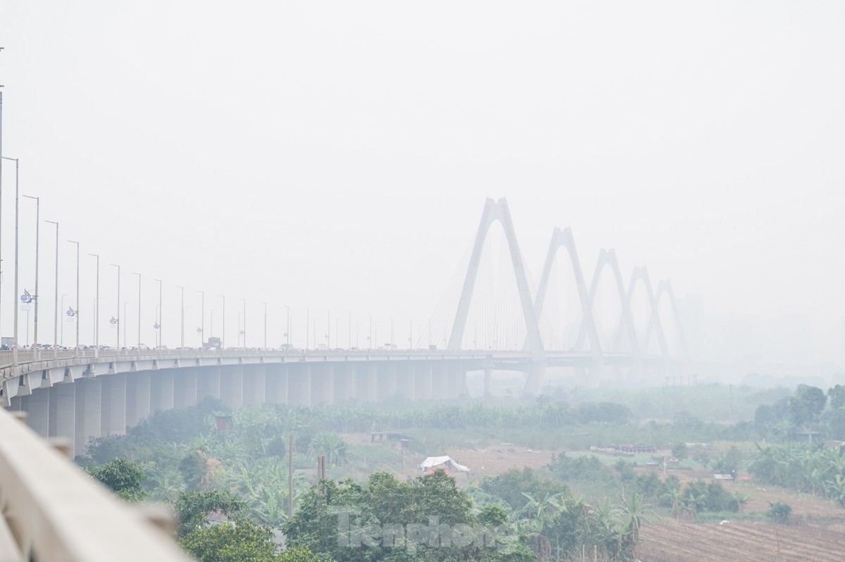 Không khí lạnh tràn về, 9 giờ sáng trời Hà Nội vẫn mịt mù sương trắng ảnh 7