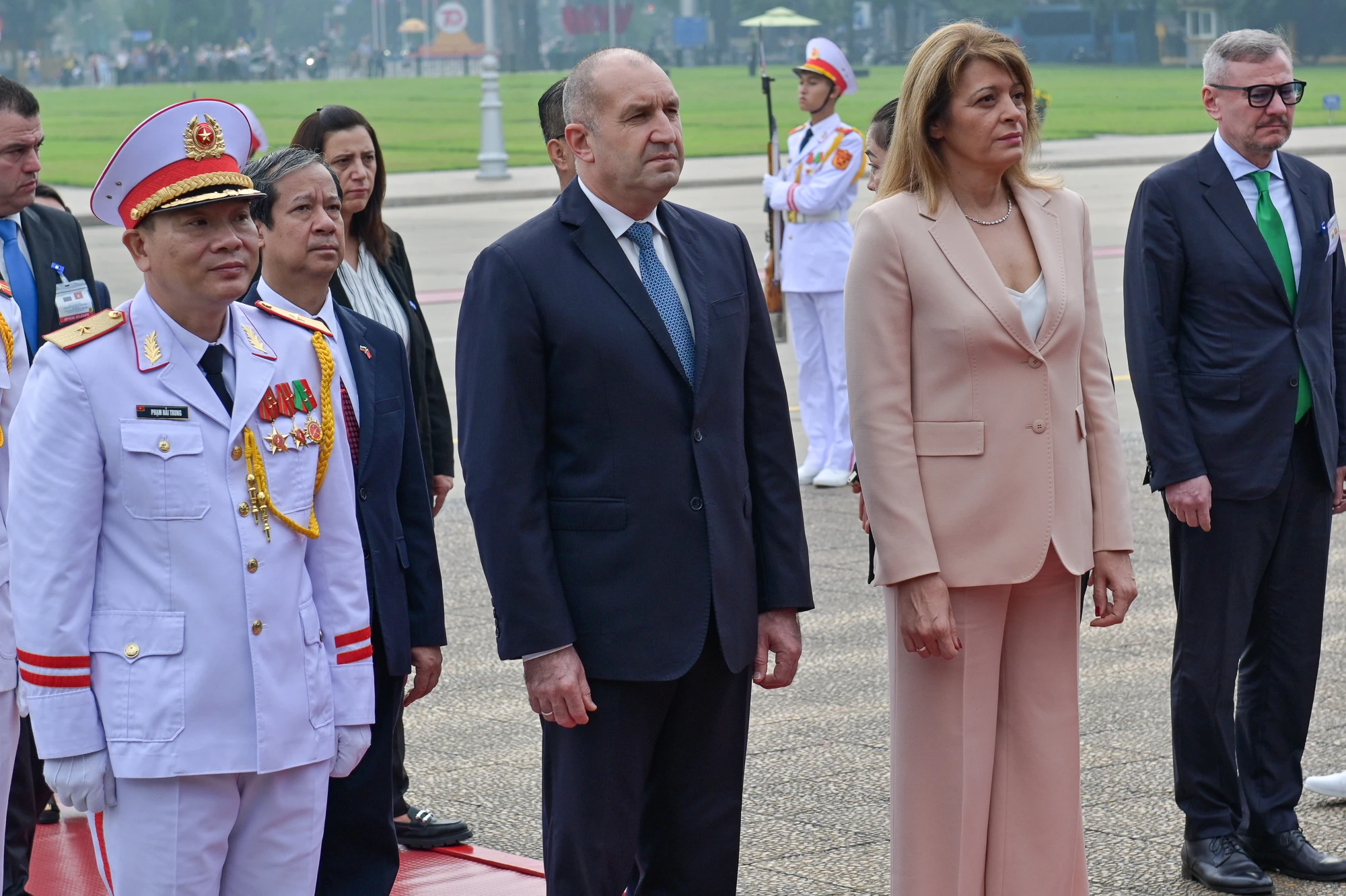 [Ảnh] Tổng thống Bulgaria Rumen Radev và Phu nhân đặt vòng hoa tưởng niệm Chủ tịch Hồ Chí Minh ảnh 2