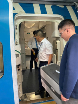 2. Todos los pasajeros esperaron con paciencia y comprensión cuando la aerolínea tuvo que retrasar la hora de despegue 27 minutos para que el equipo médico pudiera completar los procedimientos necesarios en el hospital antes de r.jpg