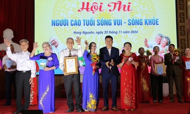 Ông Hoàng Đình Tùng, Chi cục trưởng Chi cục Dân số Nghệ An trao giải nhất cho đội thi thị trấn Hưng Nguyên