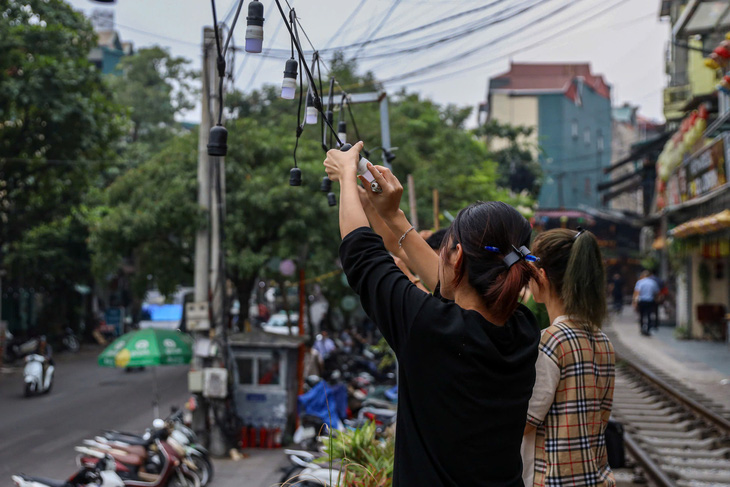 Kiểm tra đột xuất, xử lý vi phạm tại phố cà phê đường tàu Hà Nội - Ảnh 10.