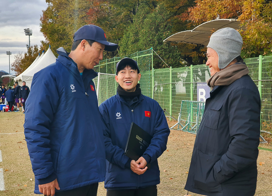 Đội tuyển Việt Nam rèn thể lực khắc nghiệt, trưởng đoàn ở AFF Cup 2024 lộ diện- Ảnh 5.