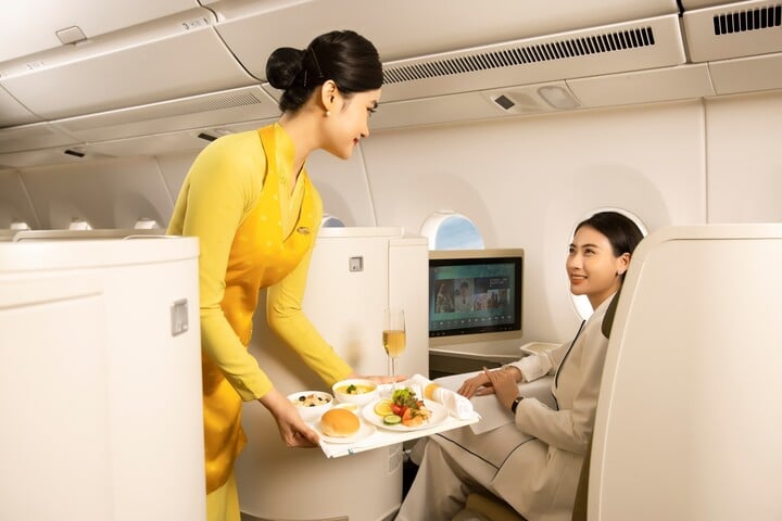 Dịch vụ của Vietnam Airlines không chỉ mang tới trải nghiệm tiện nghi, hiện đại mà còn mang đậm dấu ấn văn hóa Việt Nam.