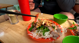 Westliche Gäste essen Hanoi Beef Jerky.png