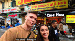 Westliche Gäste essen Nom Bo Kho in Hanoi 1.gif