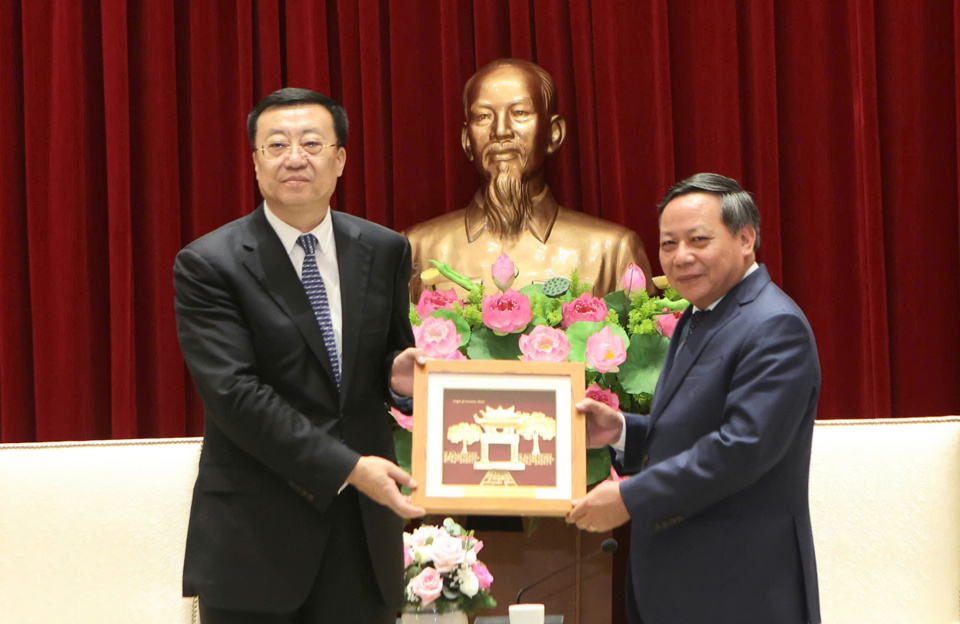 Phó Bí thư Thường trực Thành ủy Hà Nội Nguyễn Văn Phong tặng quà lưu niệm đồng chí Trương Trụ.