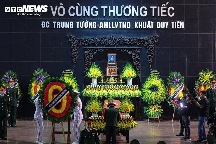 Lễ viếng diễn ra từ 7h đến 10h, lễ truy điệu và đưa tang lúc 10h đến 10h30 cùng ngày. Linh cữu Trung tướng Khuất Duy Tiến được an táng tại Nghĩa trang Nhân dân xã Đại Đồng, huyện Thạch Thất, TP Hà Nội.