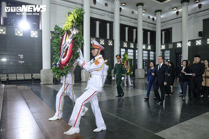 Đoàn Thành ủy - HĐND - Ủy ban MTTQ Việt Nam TP và đoàn Đại biểu Quốc hội TP Hà Nội do Phó Bí thư Thành ủy, Chủ tịch HĐND TP Hà Nội Nguyễn Ngọc Tuấn làm trưởng đoàn viếng Trung tướng, Anh hùng Lực lượng Vũ trang Nhân dân Khuất Duy Tiến.