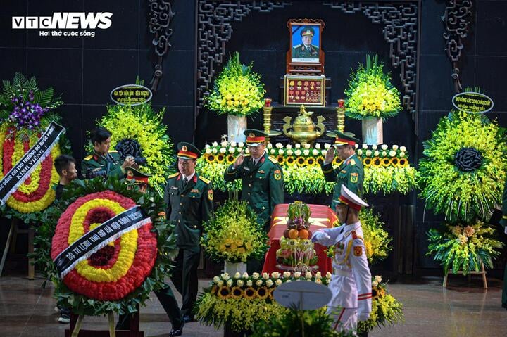 Lời chào tiễn biệt của những người lính, người đồng đội với Trung tướng Khuất Duy Tiến.