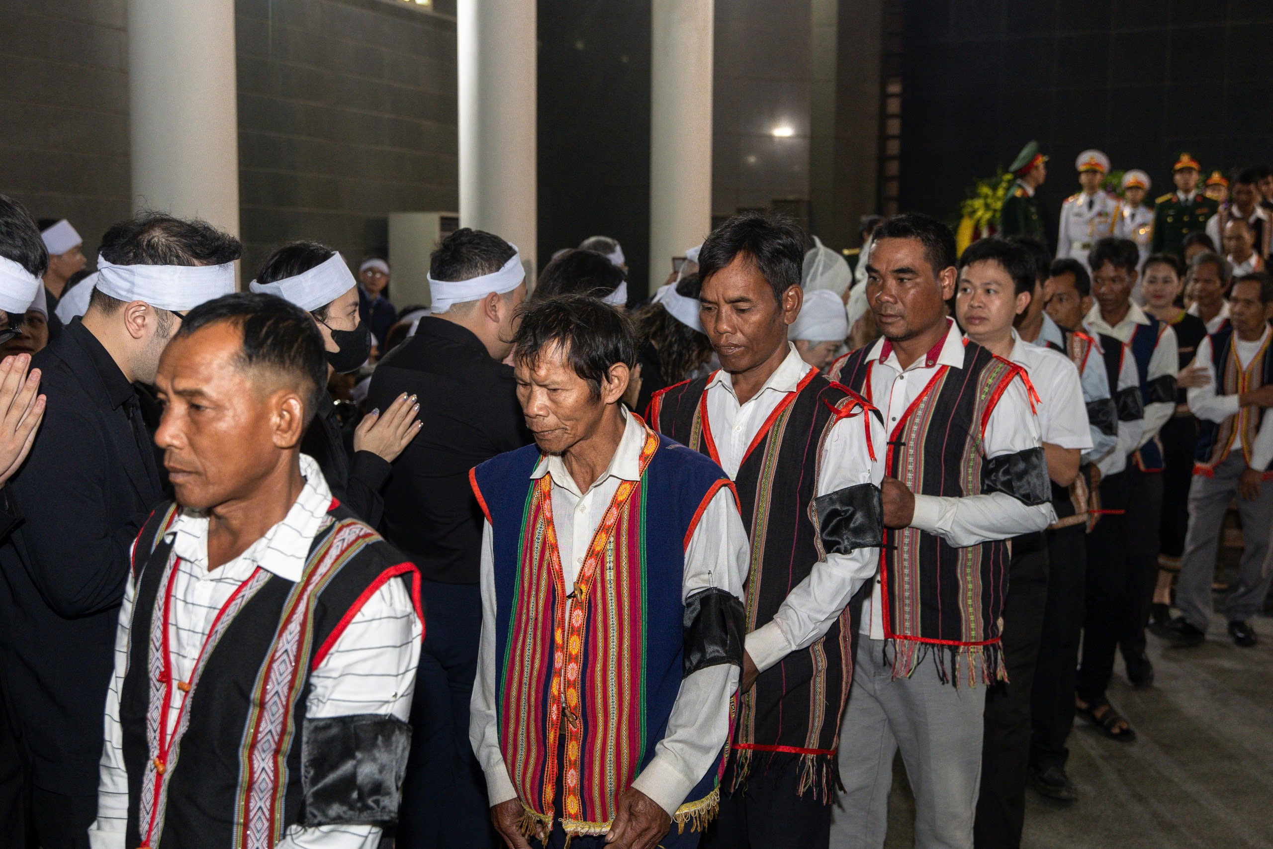 Tình đồng đội, nghĩa đồng bào trong lễ tang trung tướng - anh hùng Khuất Duy Tiến- Ảnh 8.