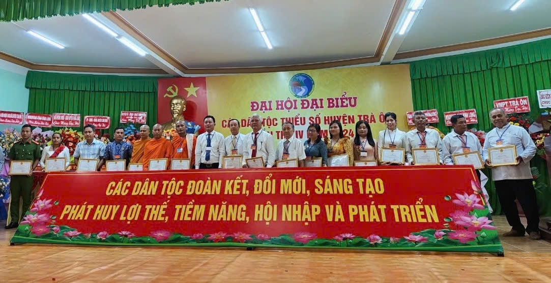 Đại hội là dịp biểu dương, tôn vinh công lao đóng góp to lớn của đồng bào các DTTS trên địa bàn tỉnh Vĩnh Long 