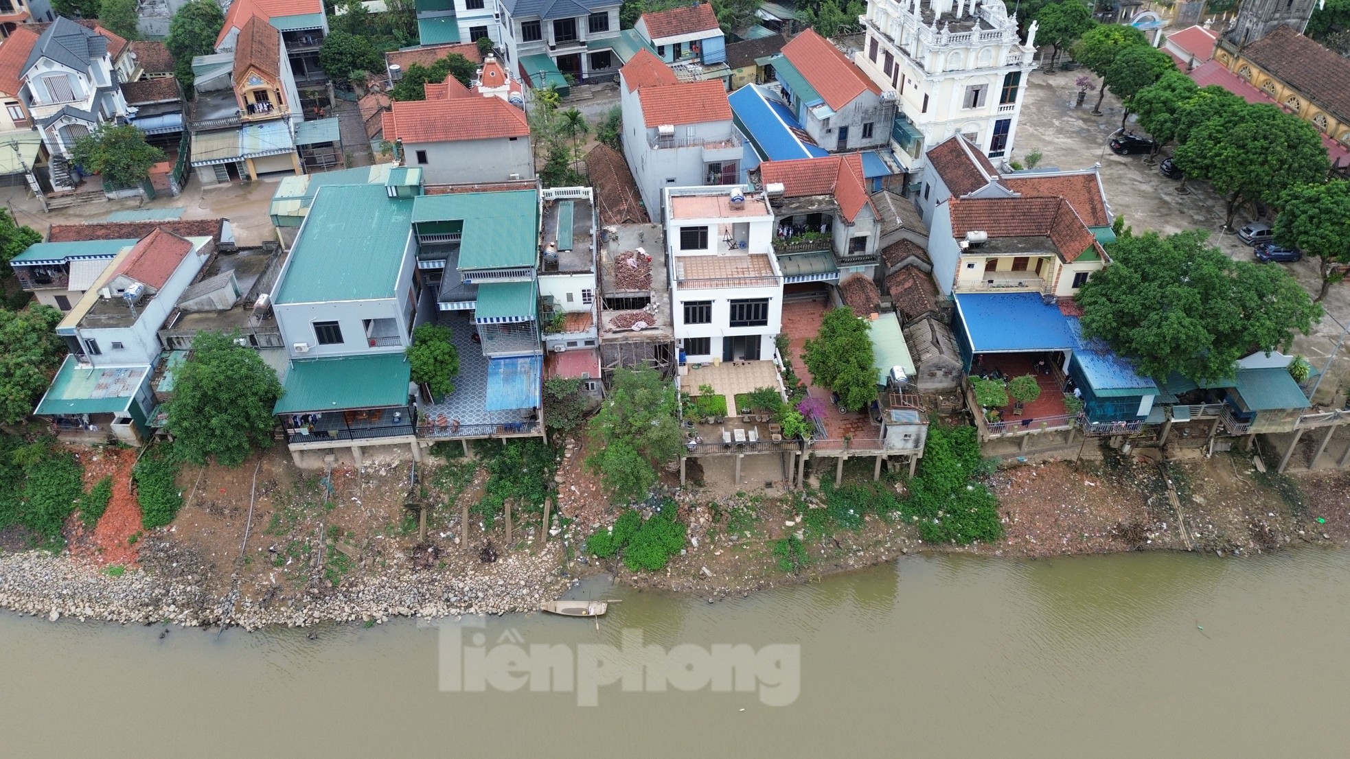 Cận cảnh tuyến đê bị sạt lở nghiêm trọng tại Chương Mỹ vừa phải công bố tình huống khẩn cấp ảnh 7