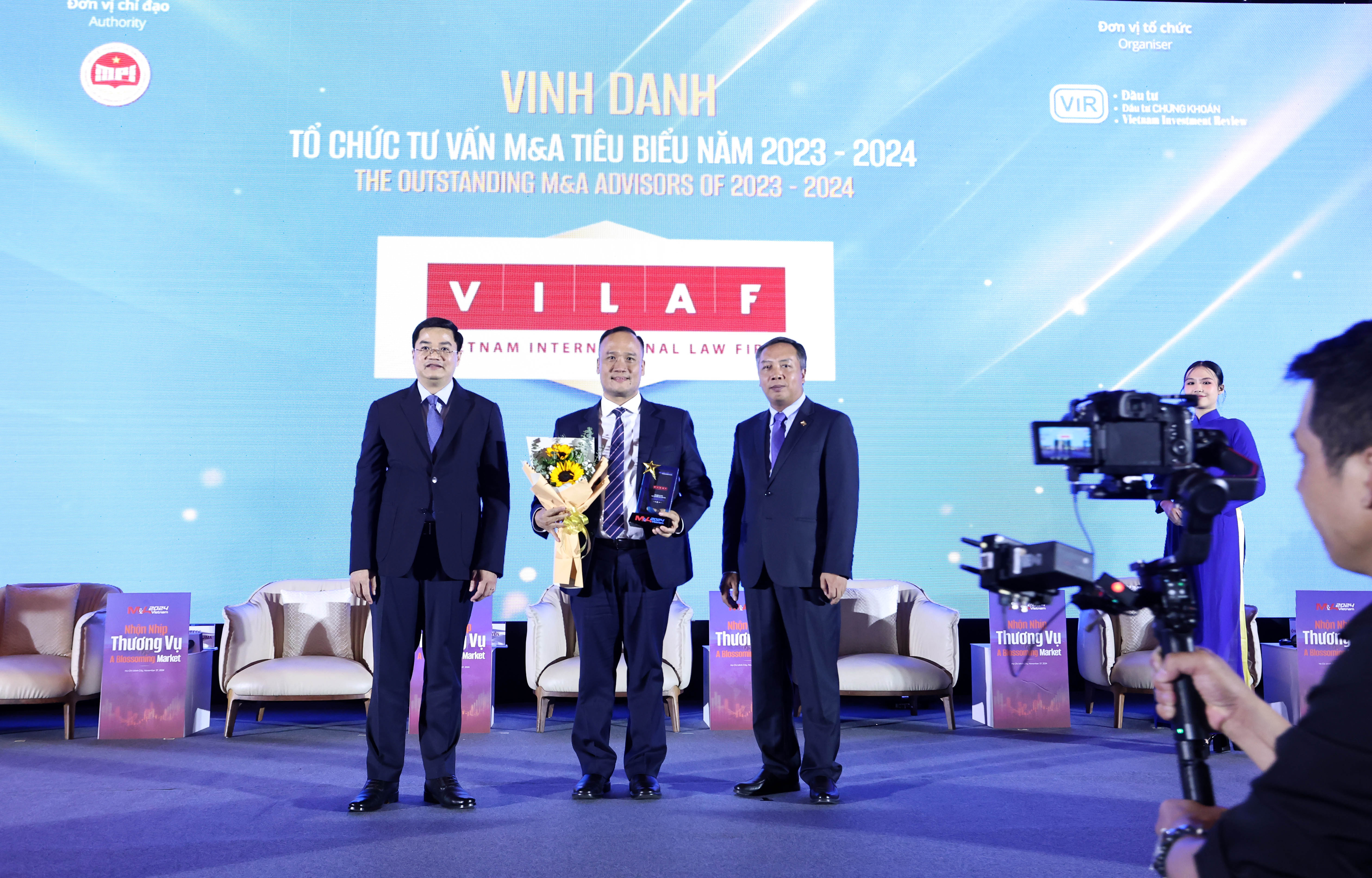  Đại diện Công ty Luật VILAF nhận vinh danh tổ chức tư vấn M&A tiêu biểu 2023-2024.