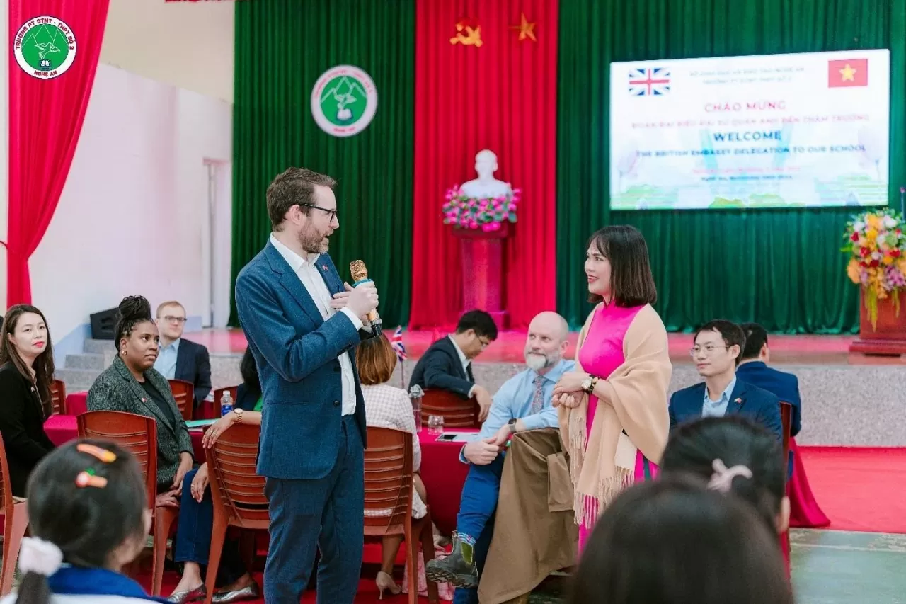 The Ambassador engaged with teachers on the role of educators in promoting a healthy, connected, and inclusive learning environment.  (Photo: British Embassy in Vietnam)