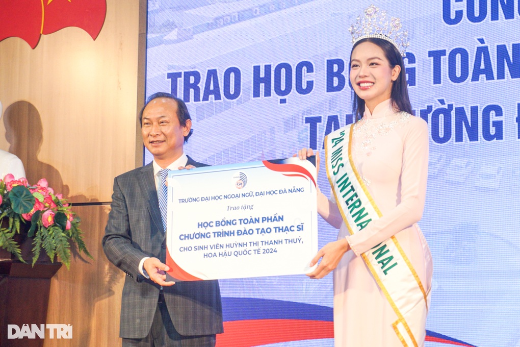 Hoa hậu Thanh Thủy tạo dáng nhí nhảnh, chiều lòng sinh viên Đà Nẵng - 3