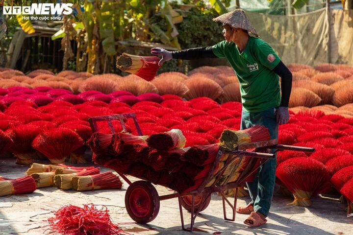 Theo người dân tại đây, công việc làm tăm hương diễn ra quanh năm, nhưng trở nên thực sự sôi động vào những tháng cuối năm. "Trung bình một ngày công, những người thợ chúng tôi được khoảng 300.000 đồng, mỗi tháng sẽ làm khoảng 20 ngày vì còn tùy thuộc vào tình hình thời tiết, ngày nắng mới làm việc được", anh Văn - một người thợ làm hương - cho biết.