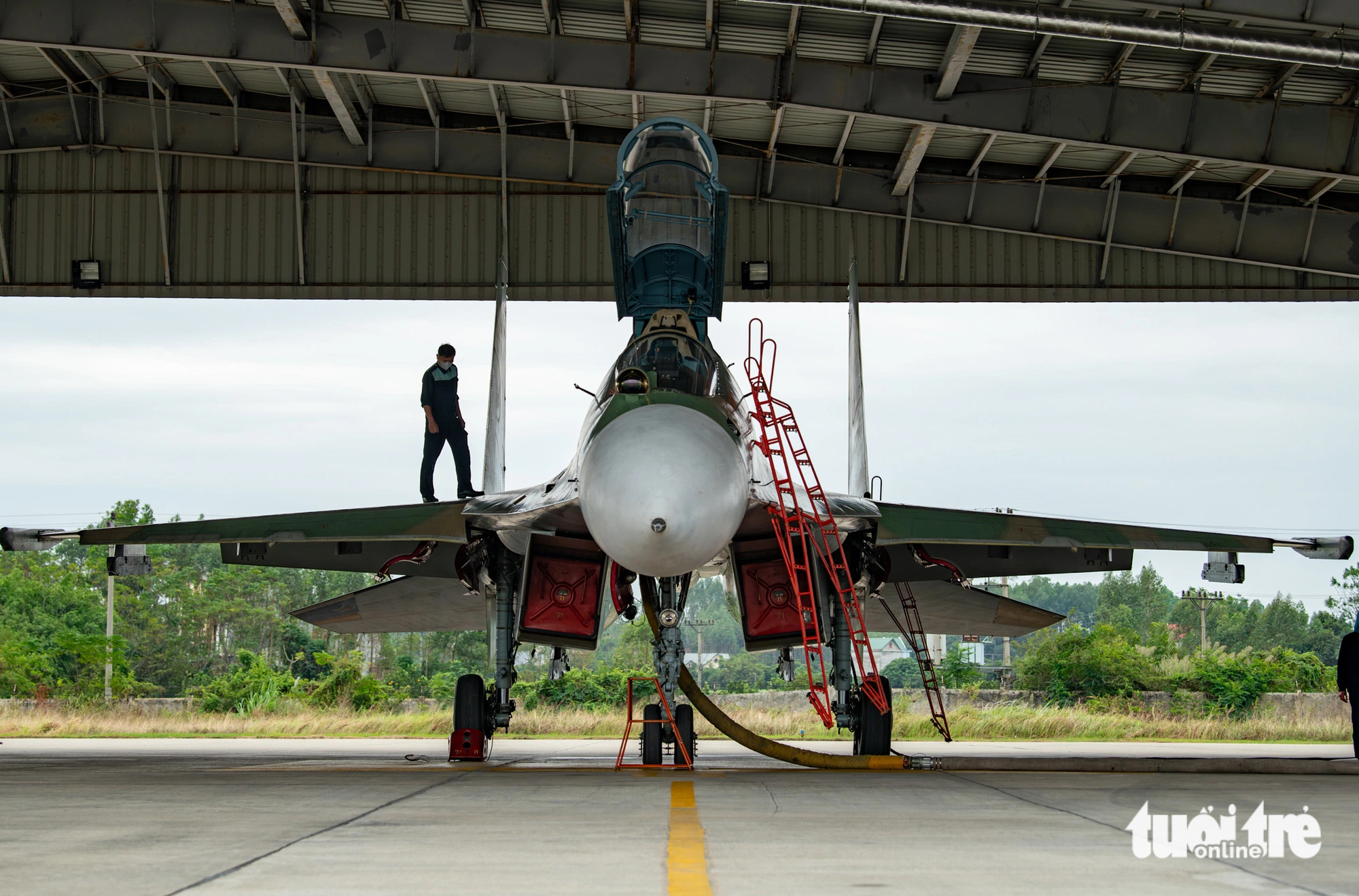 Phi công tiêm kích Su30-MK2 tự hào khi bay trên bầu trời quê hương, đất nước - Ảnh 2.