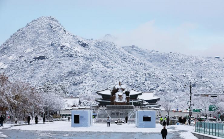 Tuyết phủ kín Quảng trường Gwanghwamun và Núi Bugak ở trung tâm Seoul, ngày 27/11. (Ảnh: Yonhap)