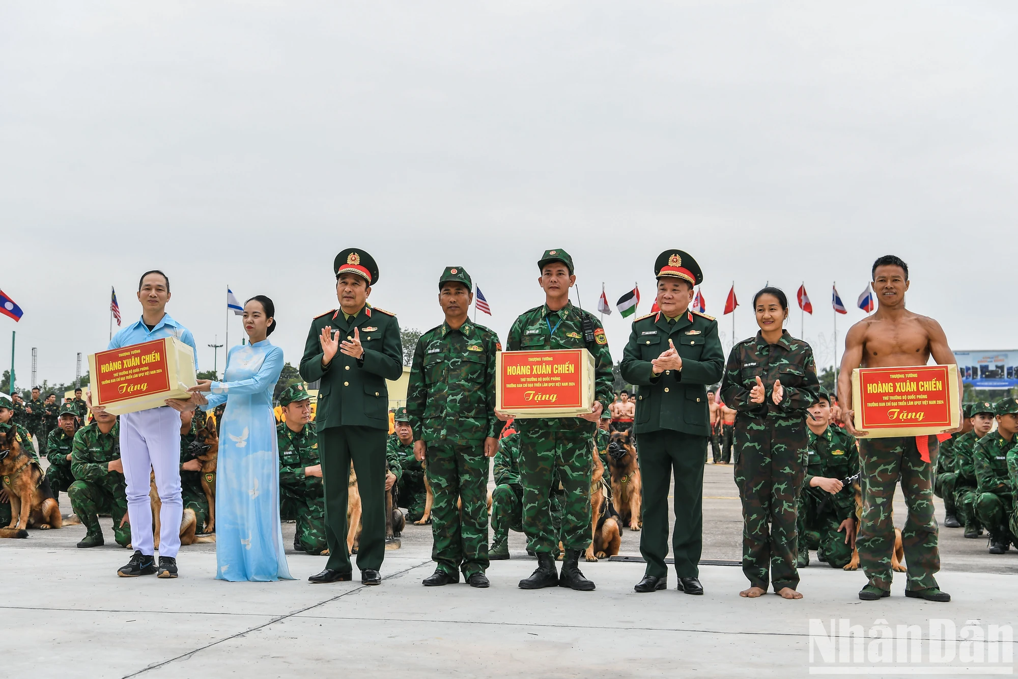 [Ảnh] Đặc công, máy bay, quân khuyển luyện tập cho sự kiện Triển lãm Quốc phòng quốc tế 2024 ảnh 15