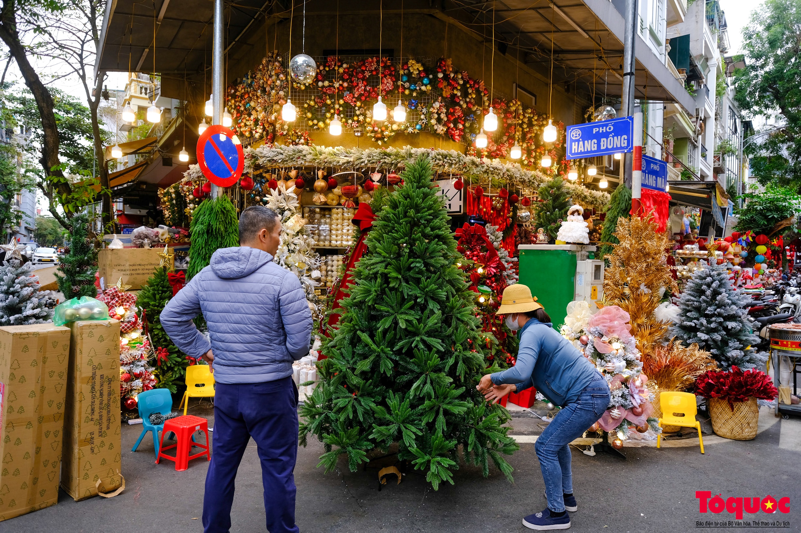 Du khách nước ngoài thích thú trải nghiệm sắc màu Noel trên phố Hàng Mã - Ảnh 8.