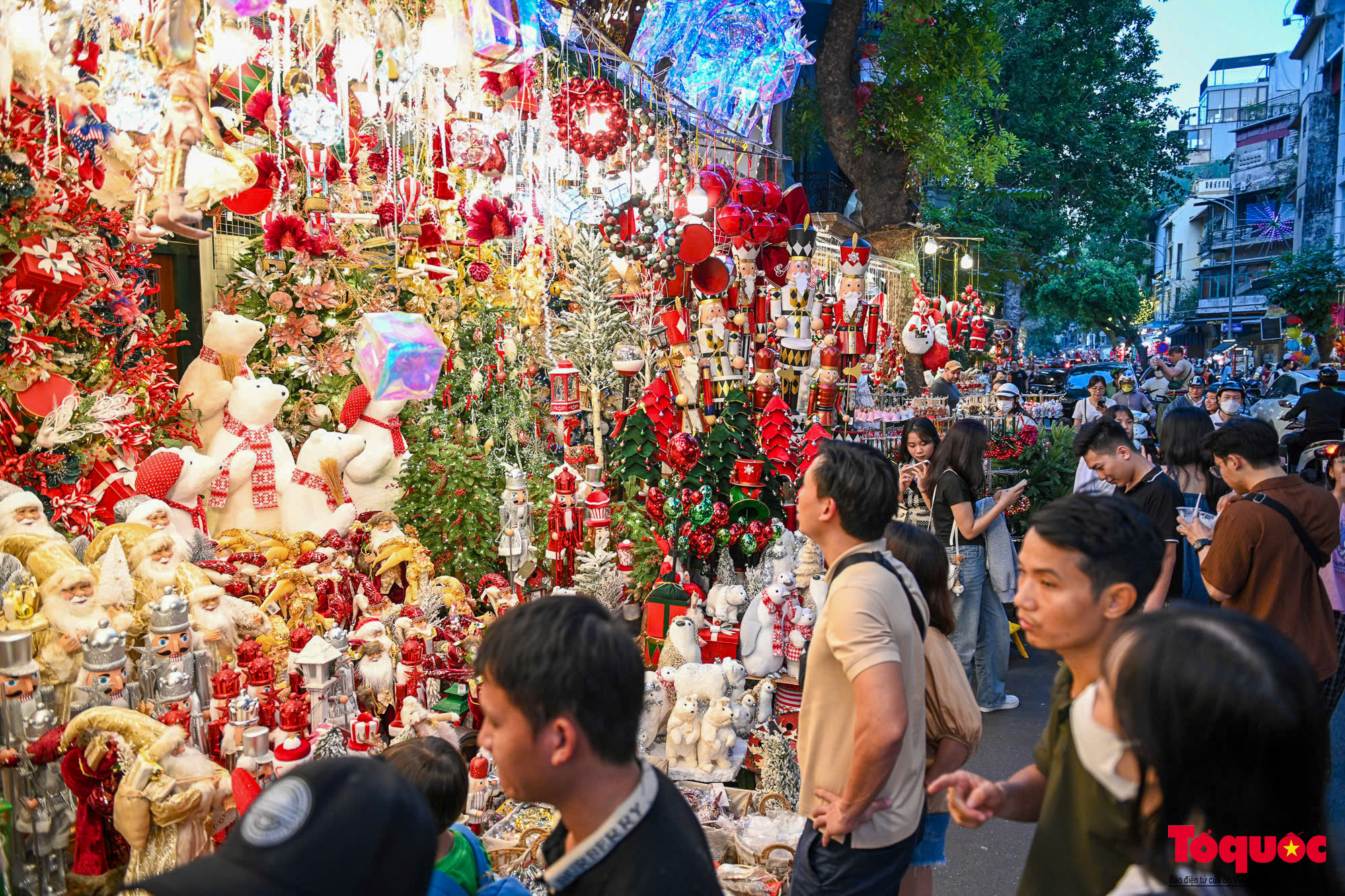 Du khách nước ngoài thích thú trải nghiệm sắc màu Noel trên phố Hàng Mã - Ảnh 12.