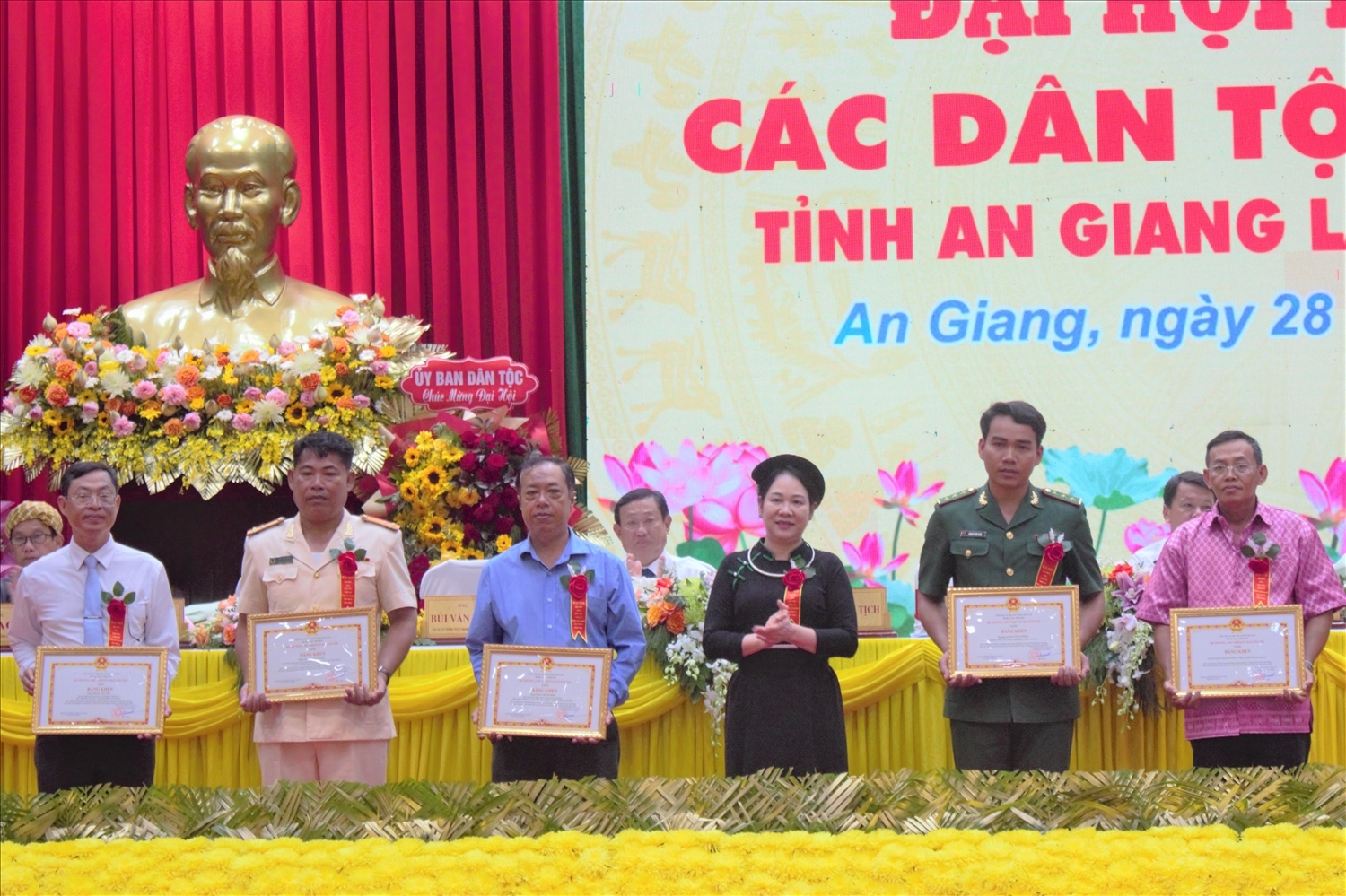 Thứ trưởng, Phó Chủ nhiệm Ủy ban dân tộc Nông Thị Hà trao Bằng khen cho tập thể, cá nhân có thành tích xuất sắc trong thực hiện công tác dân tộc và chính sách dân tộc của Đảng, Nhà nước