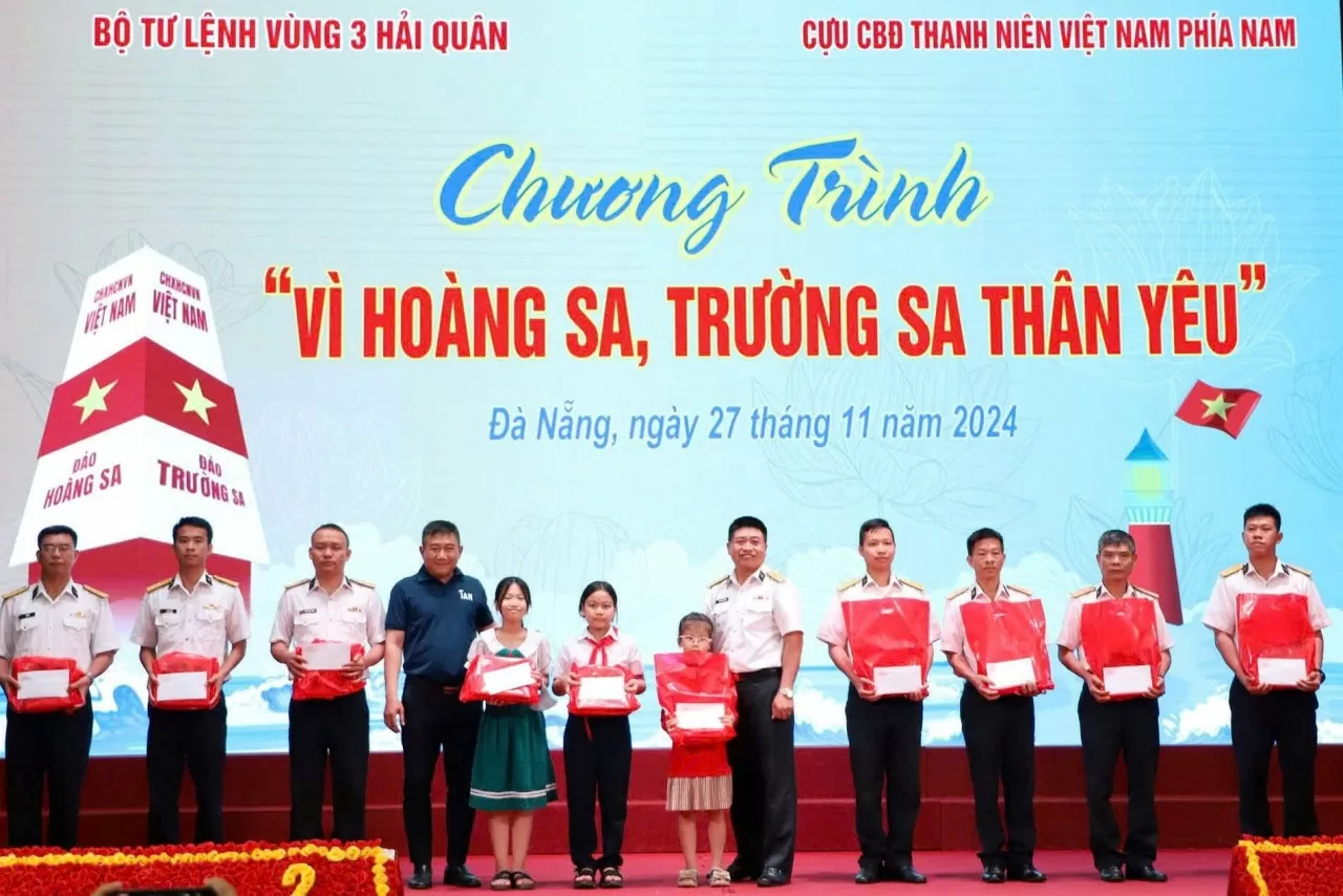 Trao tặng học bổng tặng con quân nhân bị bệnh hiểm nghèo, có hoàn cảnh đặc biệt khó khăn.