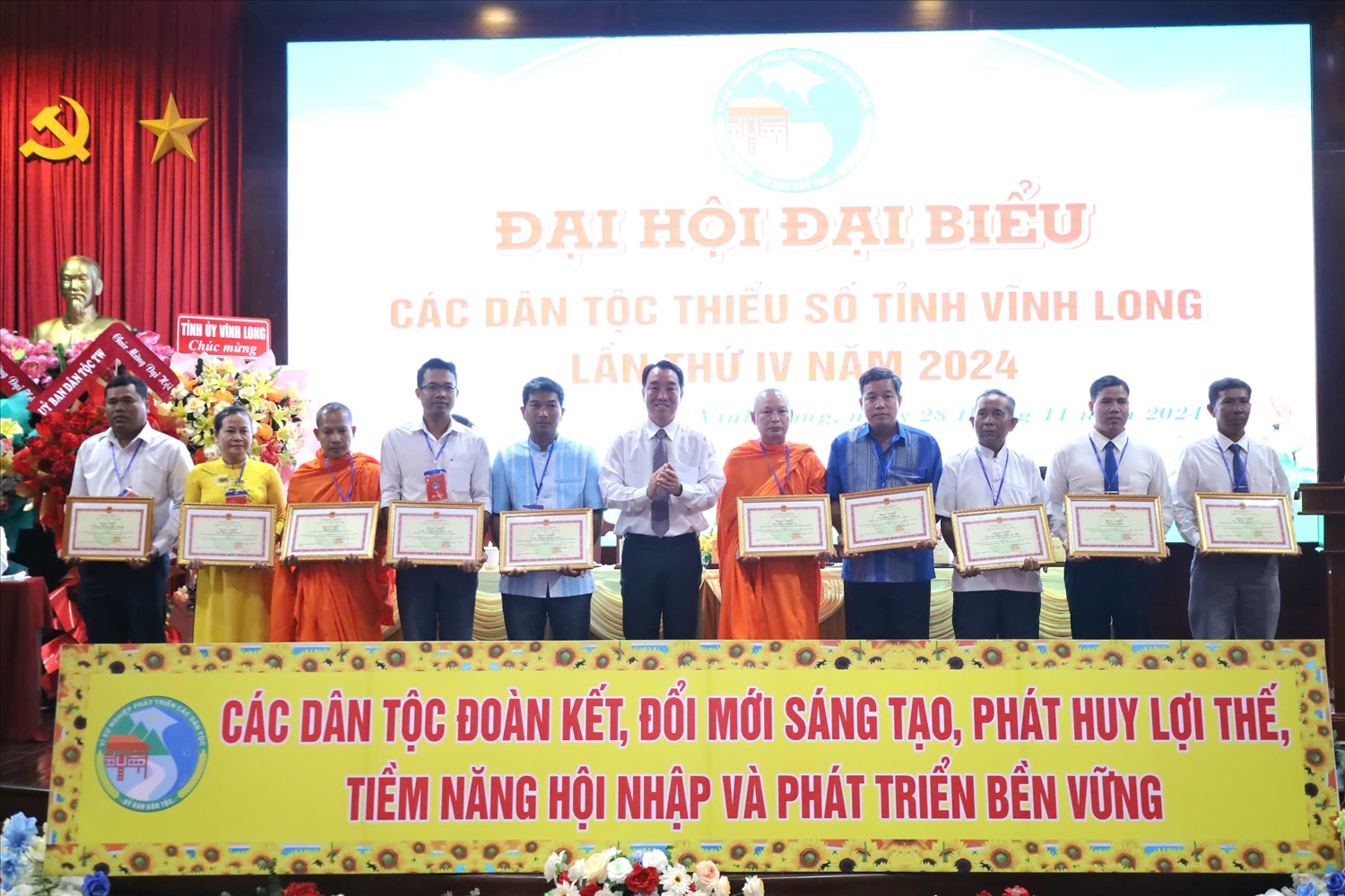 Ông Lữ Quang Ngời, Phó Bí thư Tỉnh ủy, Chủ tịch UBND tỉnh Vĩnh Long, Trưởng ban Chỉ đạo Đại hội trao Bằng khen đến các cá nhân