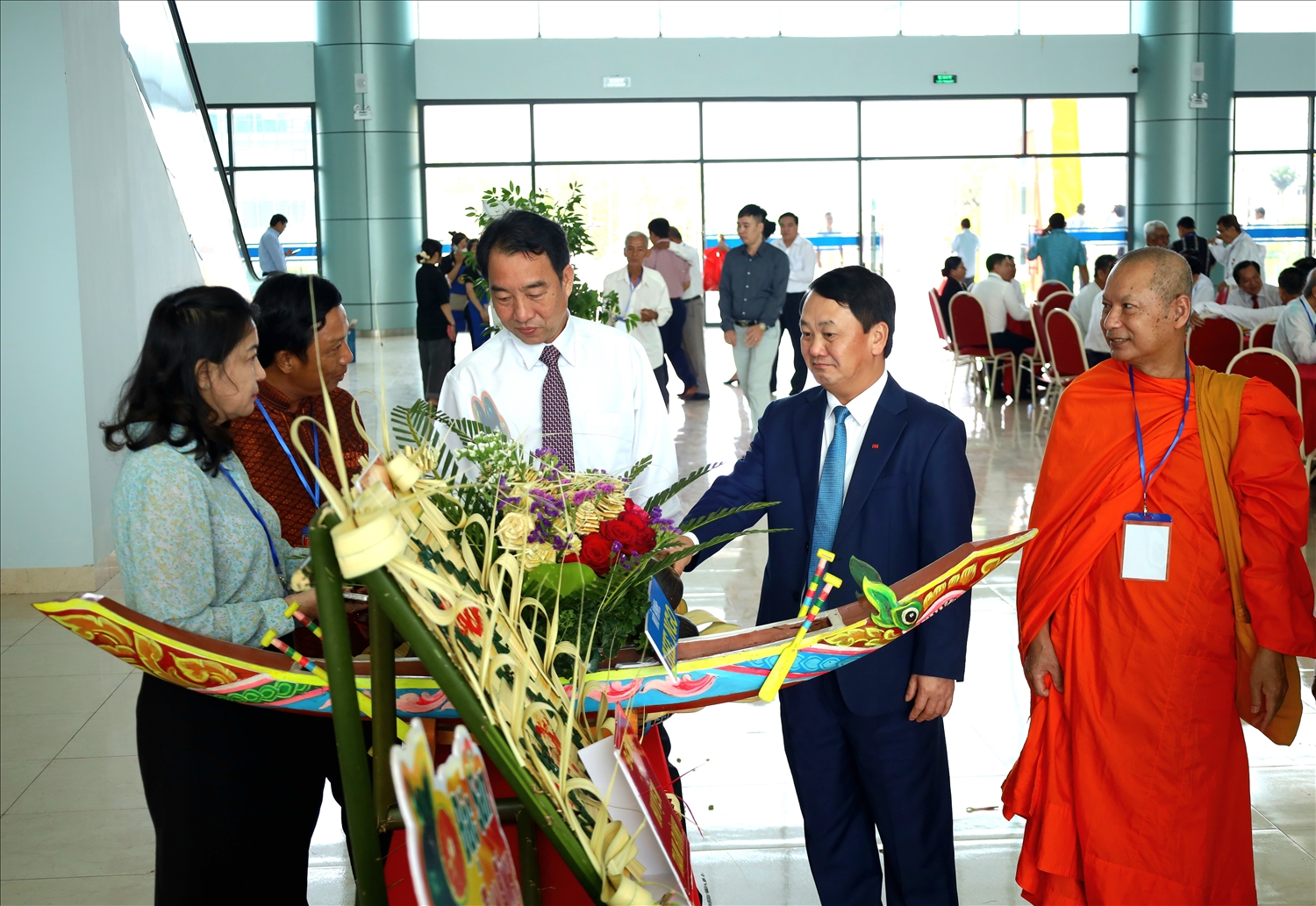 Bộ trưởng, Chủ nhiệm Ủy ban Dân tộc Hầu A Lềnh cùng các đại biểu tham quan mô hình ghe ngo của đơn vị huyện Tam Bình 