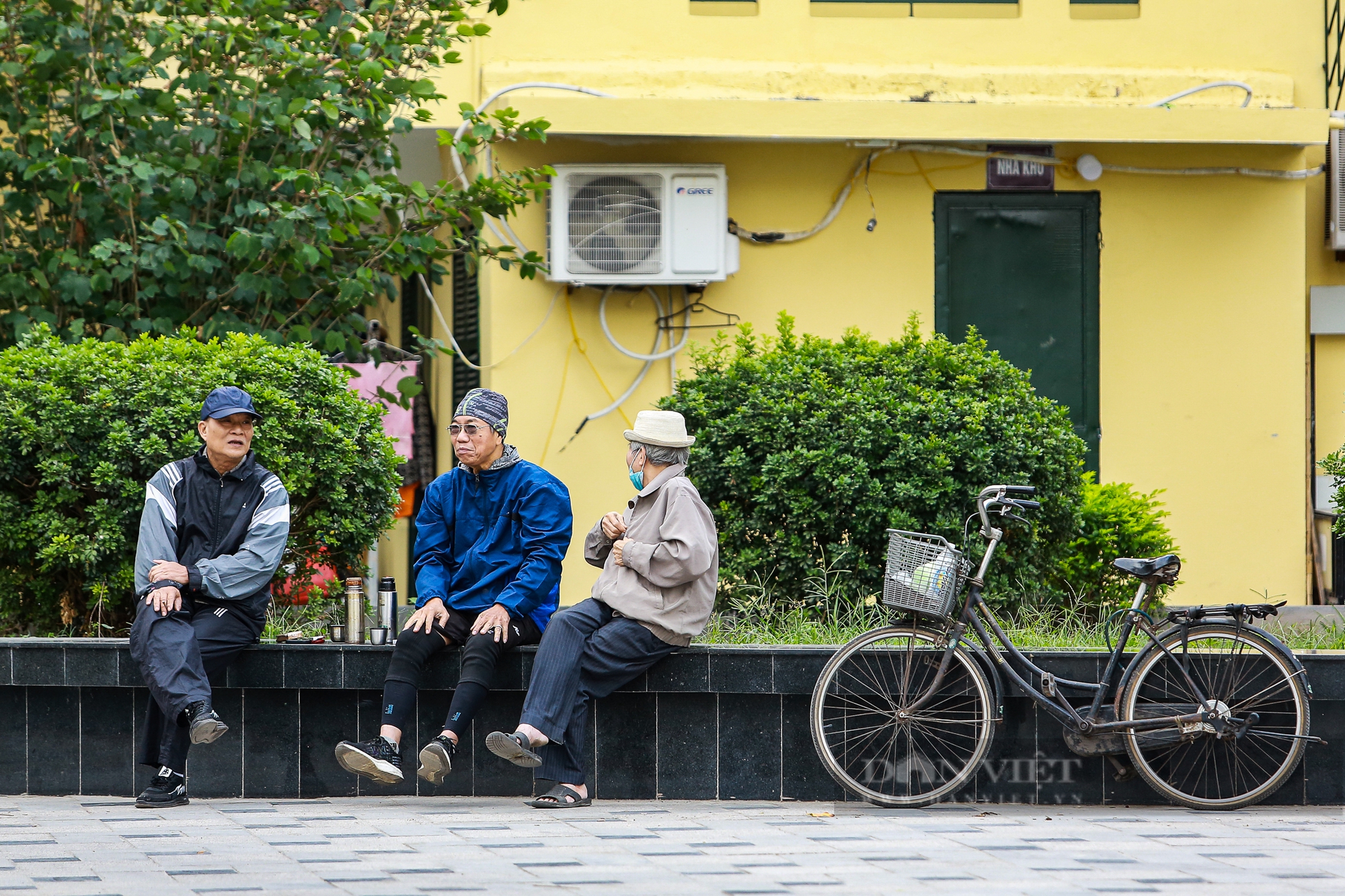 Không khí lạnh tăng cường, người dân Hà Nội trùm kín mặt, co ro đi làm trong gió lạnh - Ảnh 11.