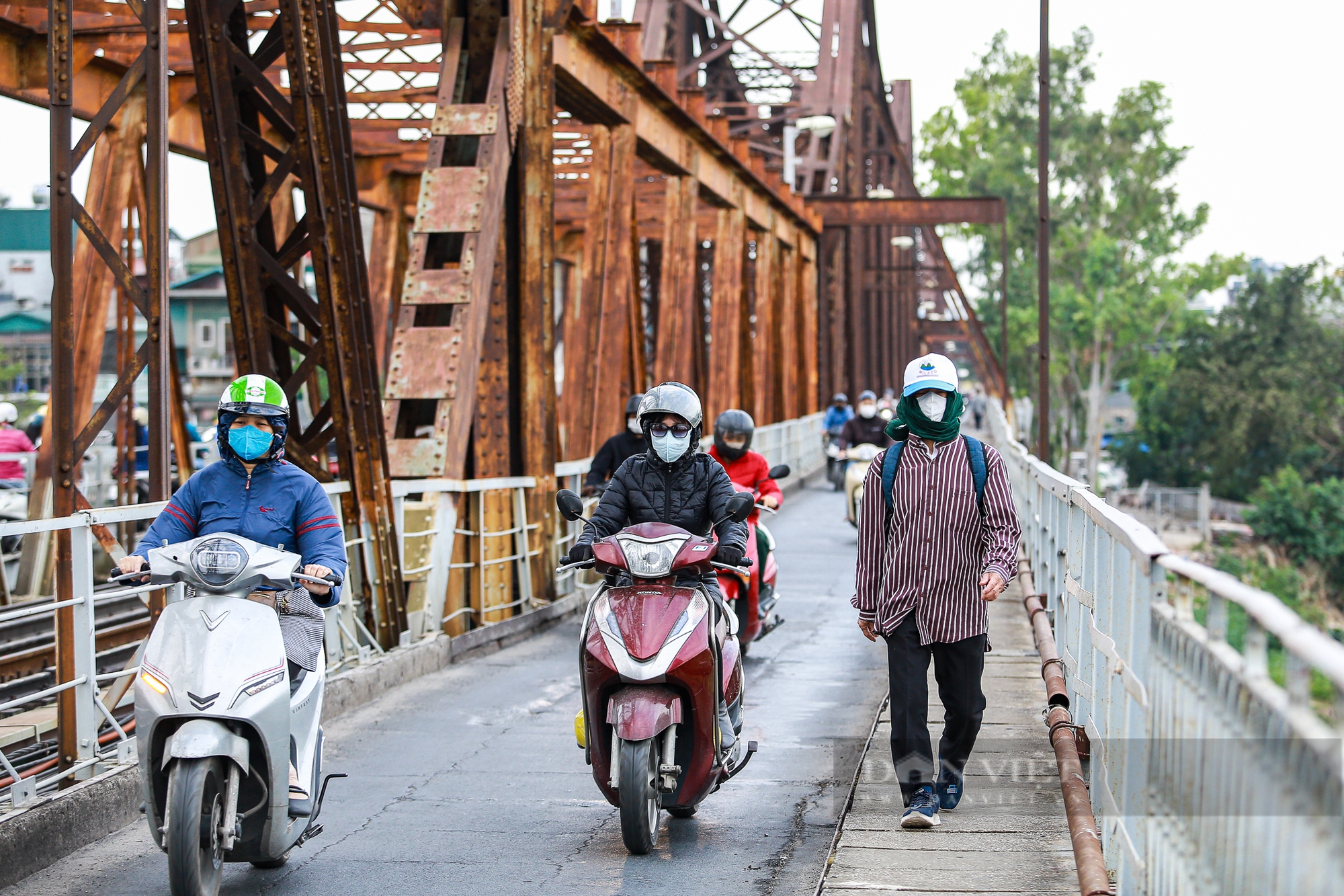 Không khí lạnh tăng cường, người dân Hà Nội trùm kín mặt, co ro đi làm trong gió lạnh - Ảnh 16.