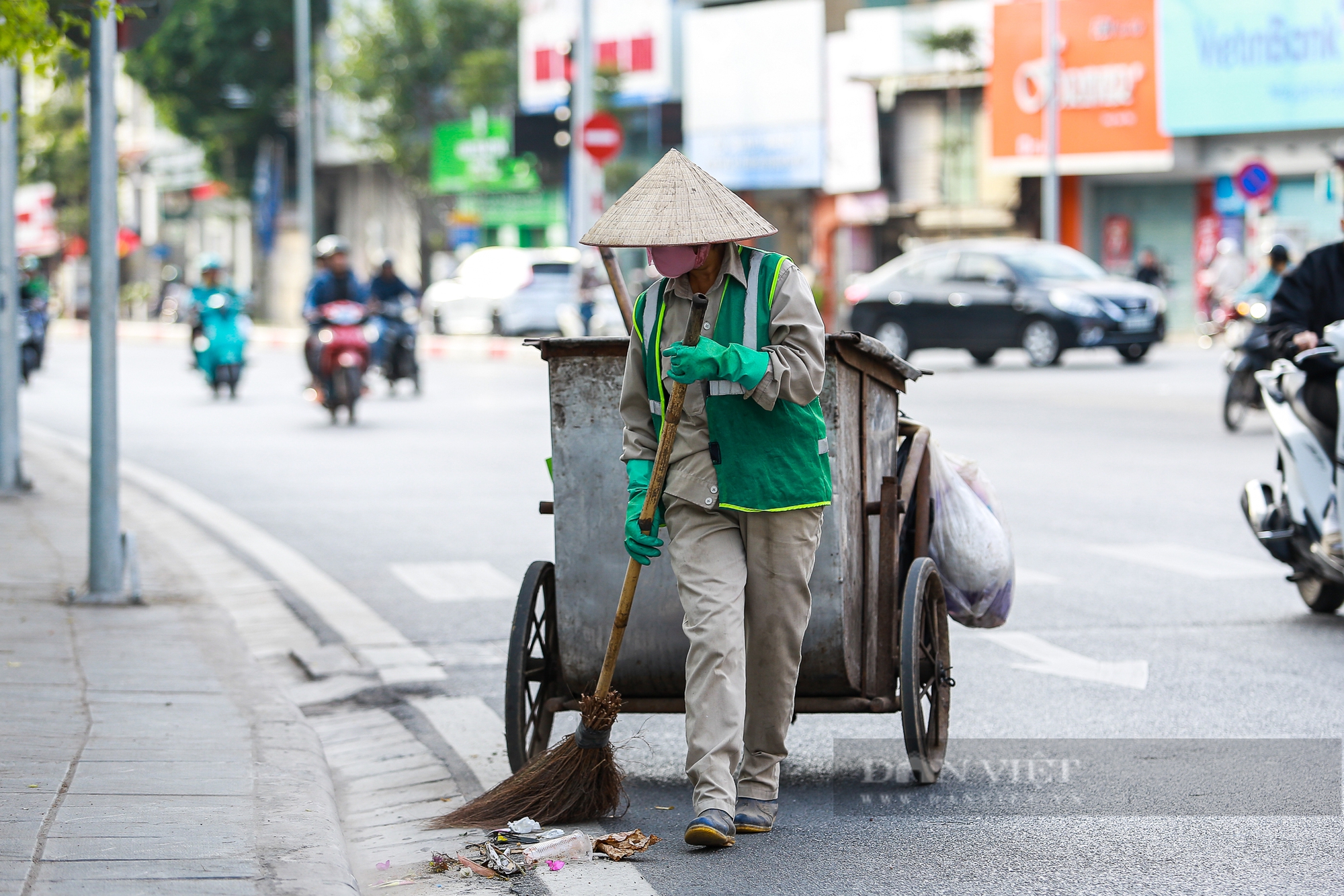 Không khí lạnh tăng cường, người dân Hà Nội trùm kín mặt, co ro đi làm trong gió lạnh - Ảnh 20.