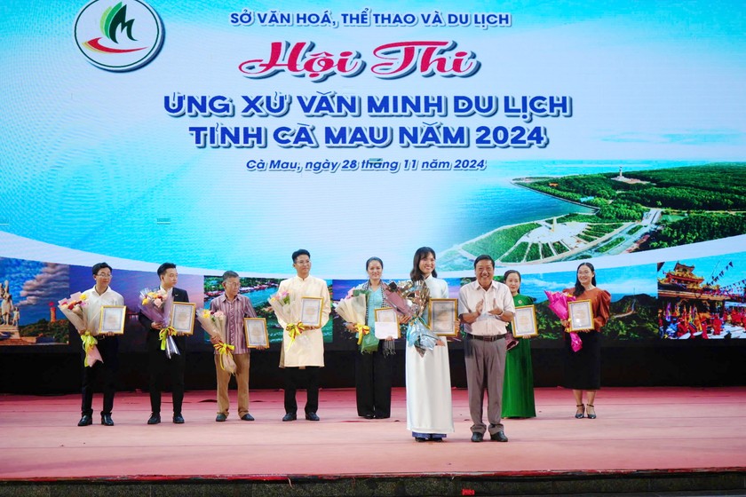 Ông Trần Hiếu Hùng - Giám đốc Sở Văn hóa, Thể thao và Du lịch Cà Mau, trao giải Nhất tập thể cho đội Liên quân Hoàng Hổ - Cánh Buồm – ICOGroup.