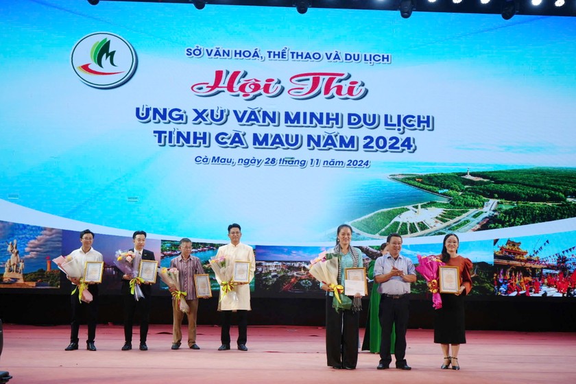 Ông Thái Trường Giang - Phó Giám đốc Sở Khoa học và Công nghệ tỉnh Cà Mau, trao giải Ba cho đội huyện Năm Căn và Khu du lịch sinh thái Cà Mau Eco.